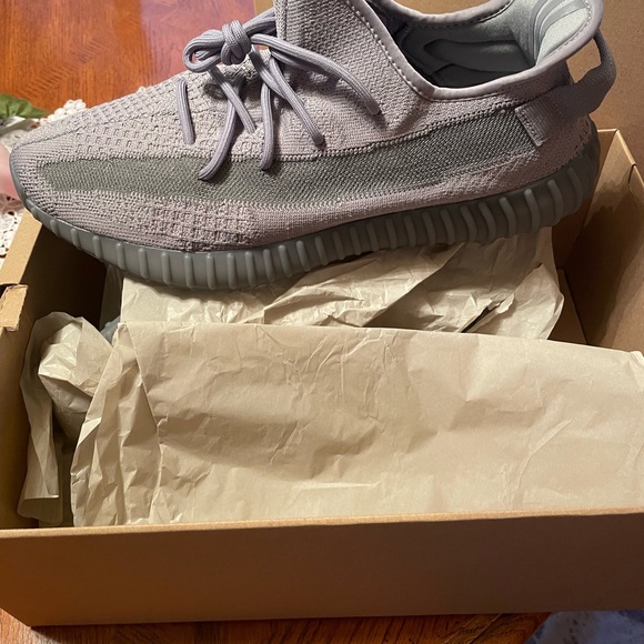Brand new Adidas Yeezy 350 V2 size 13.5 - Picture 2 of 3